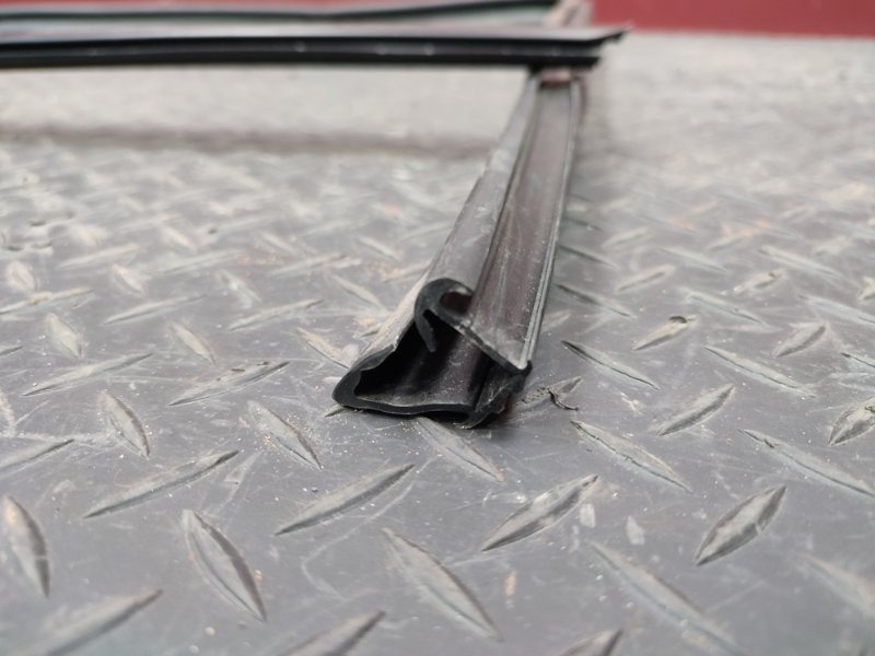 Уплотнитель стекла двери