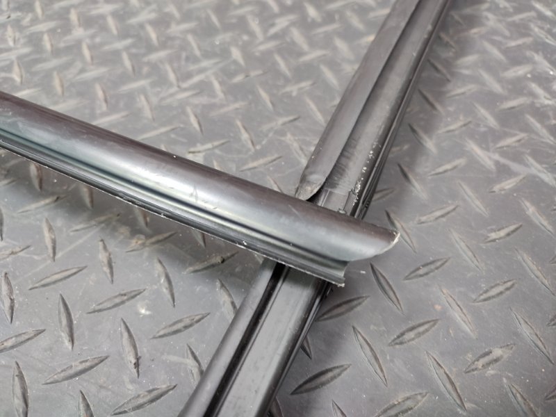 Уплотнитель стекла двери