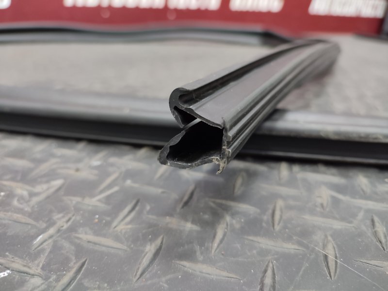 Уплотнитель стекла двери