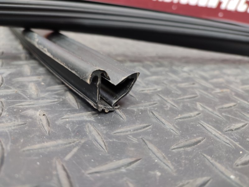 Уплотнитель стекла двери