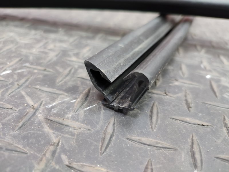 Уплотнитель стекла двери