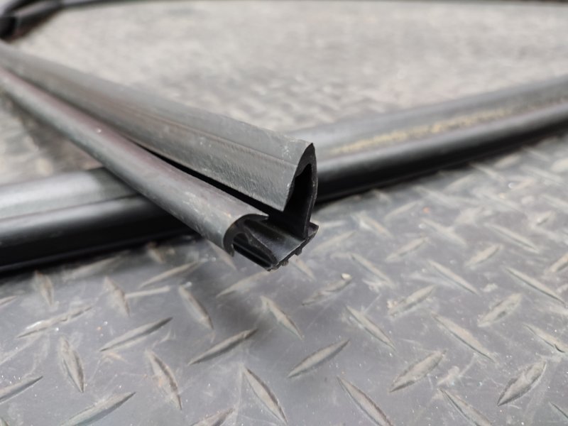 Уплотнитель стекла двери