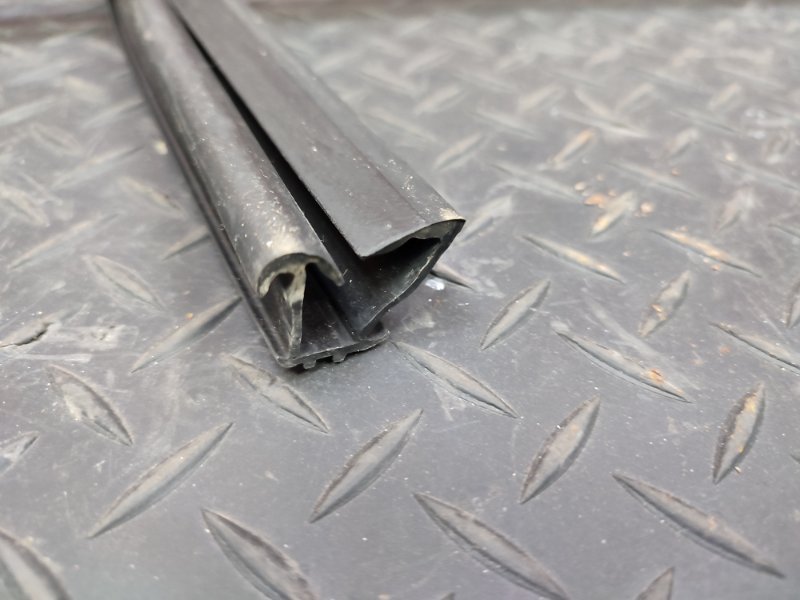 Уплотнитель стекла двери