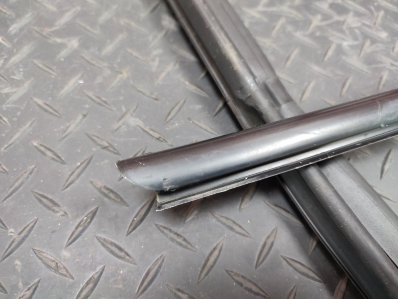 Уплотнитель стекла двери