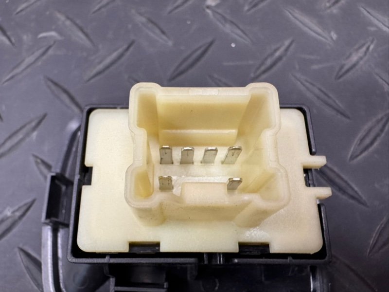 Кнопка стеклоподъемника