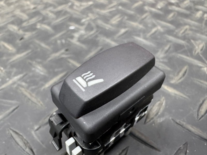 Кнопка обогрева сидений