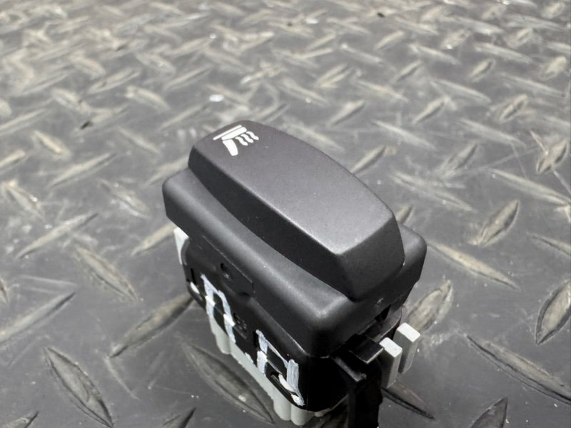 Кнопка обогрева сидений