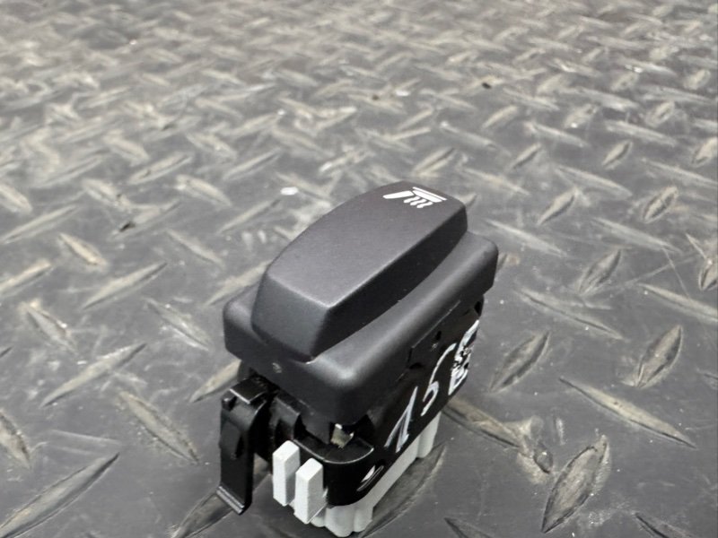 Кнопка обогрева сидений