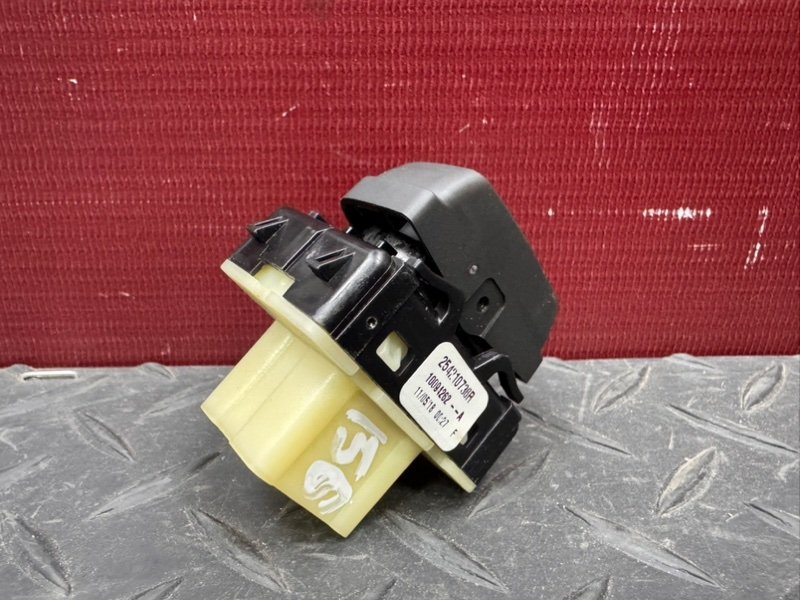 Кнопка стеклоподъемника