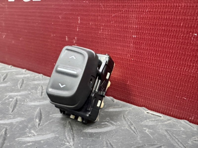 Кнопка стеклоподъемника