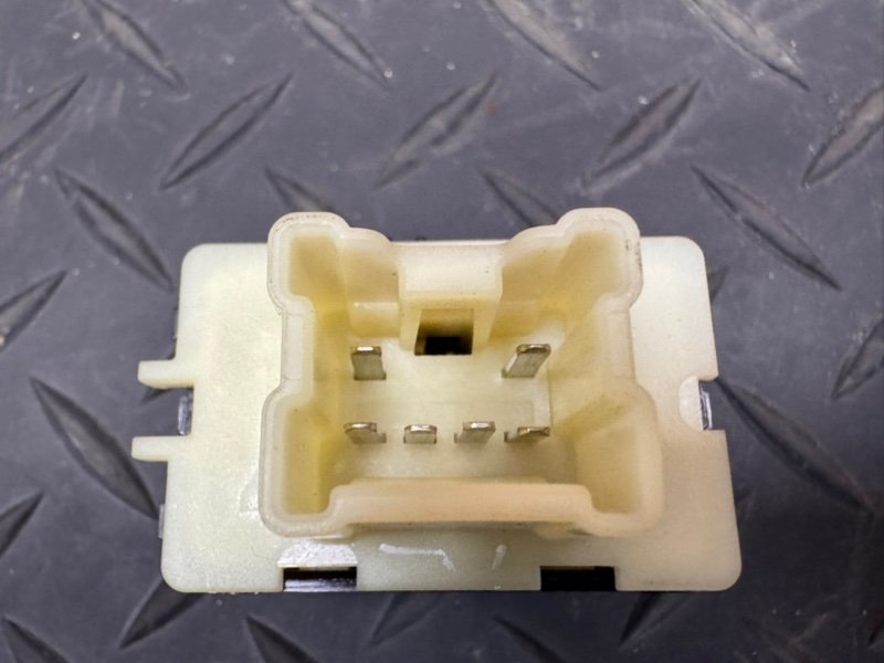 Кнопка стеклоподъемника