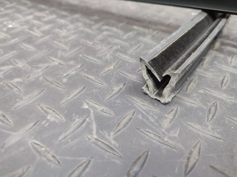 Уплотнитель стекла двери