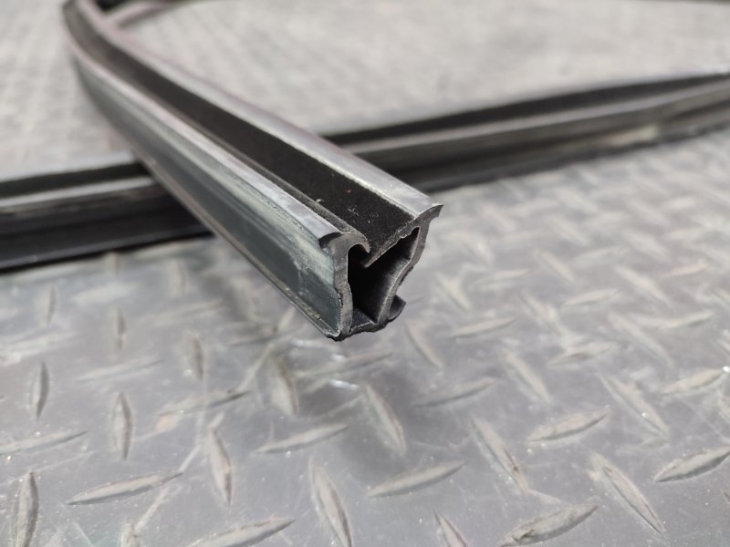 Уплотнитель стекла двери