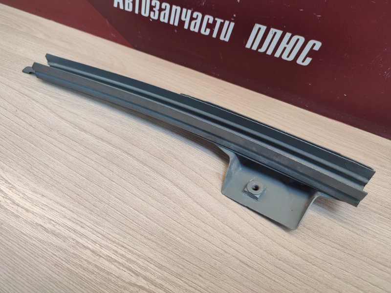 Направляющая стекла     двери