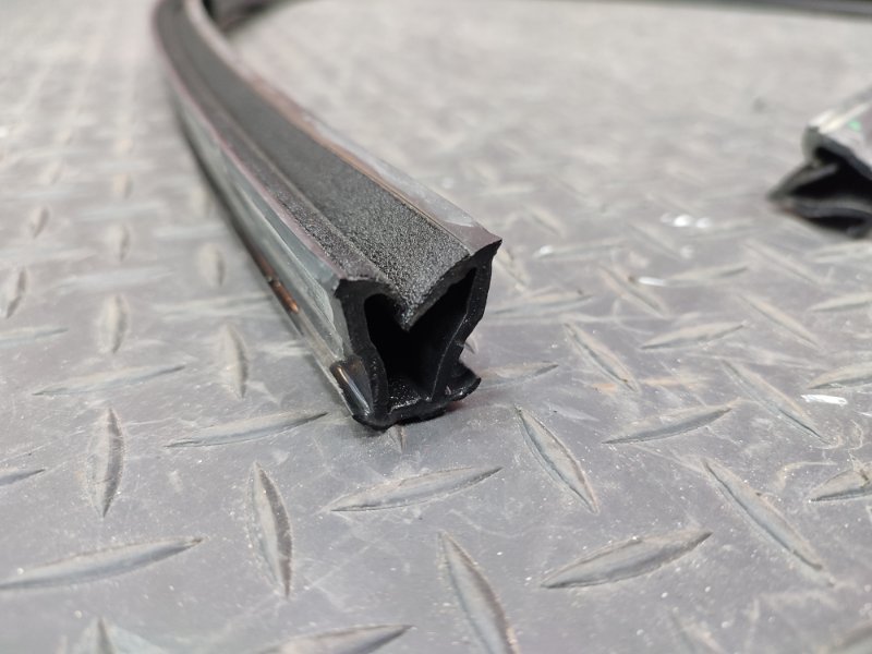 Уплотнитель стекла двери