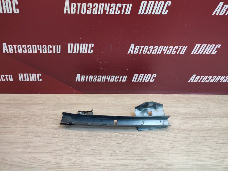 Направляющая стекла двери