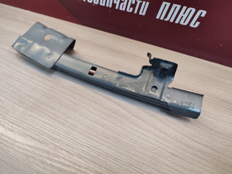 Направляющая стекла двери