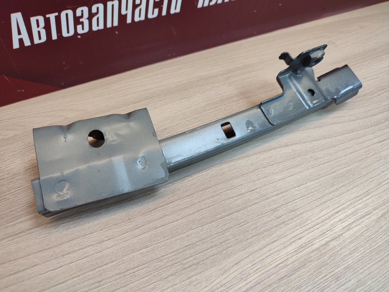 Направляющая стекла двери