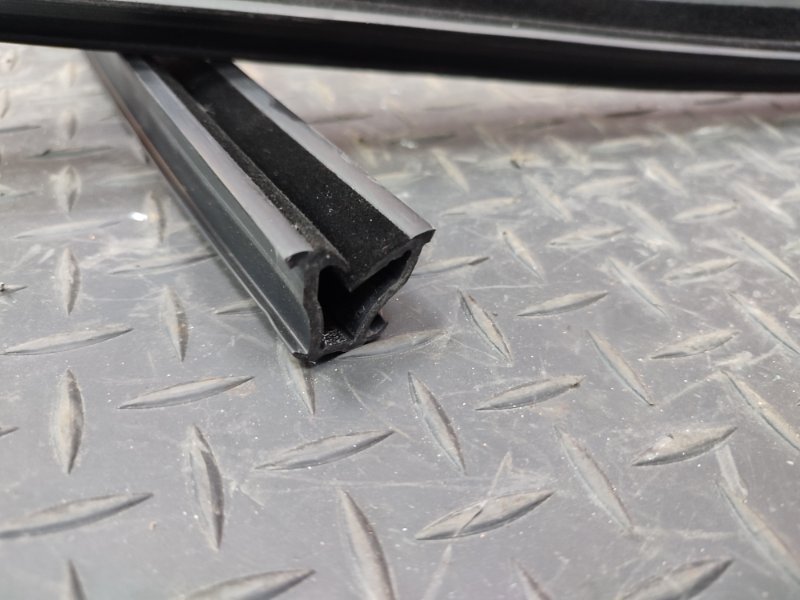 Уплотнитель стекла двери