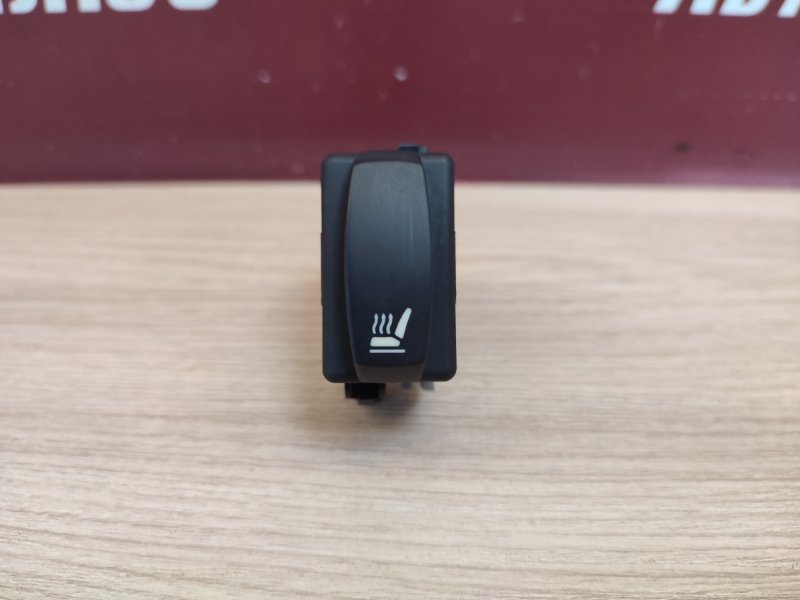 Кнопка обогрева сидений