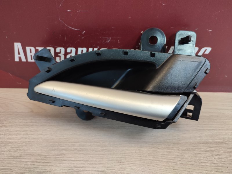 внутренняя ручка двери