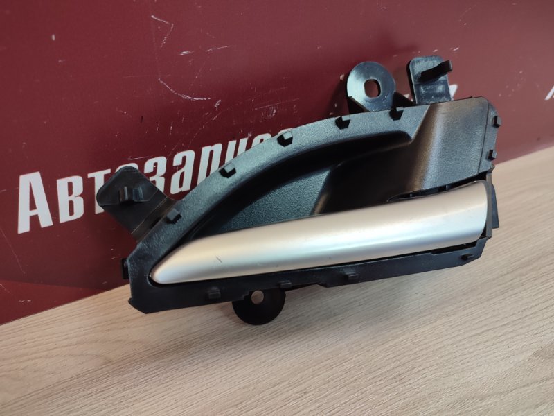 внутренняя ручка двери