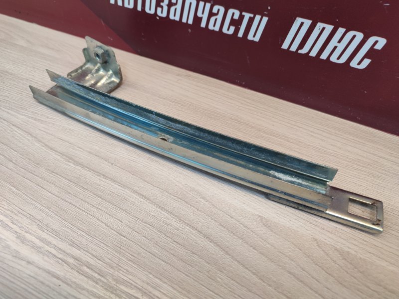 Направляющая стекла двери