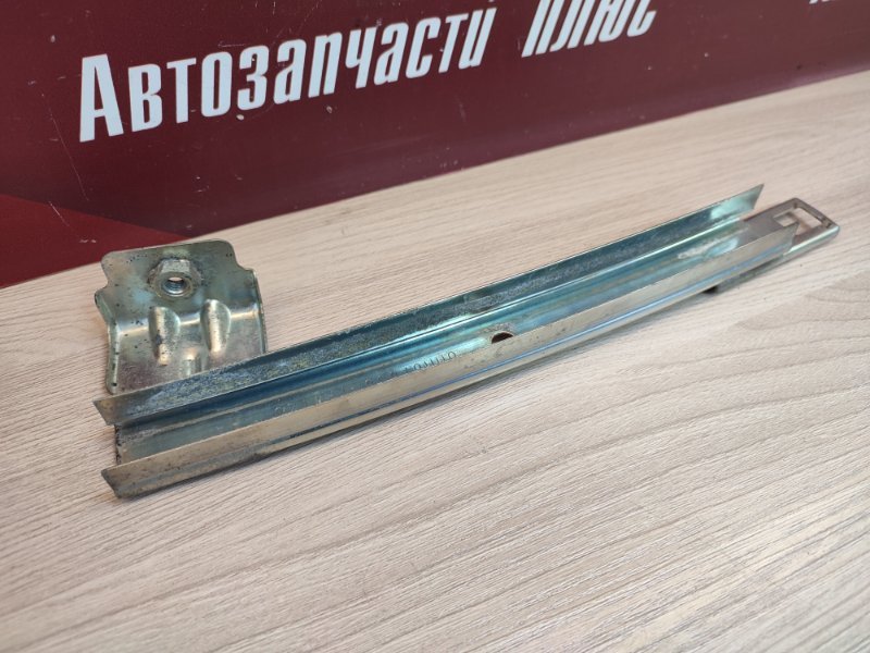 Направляющая стекла двери