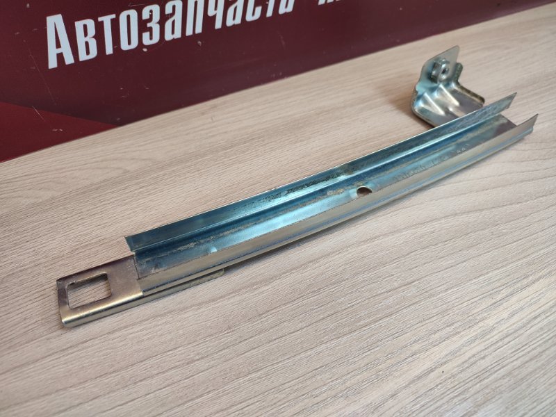 Направляющая стекла     двери