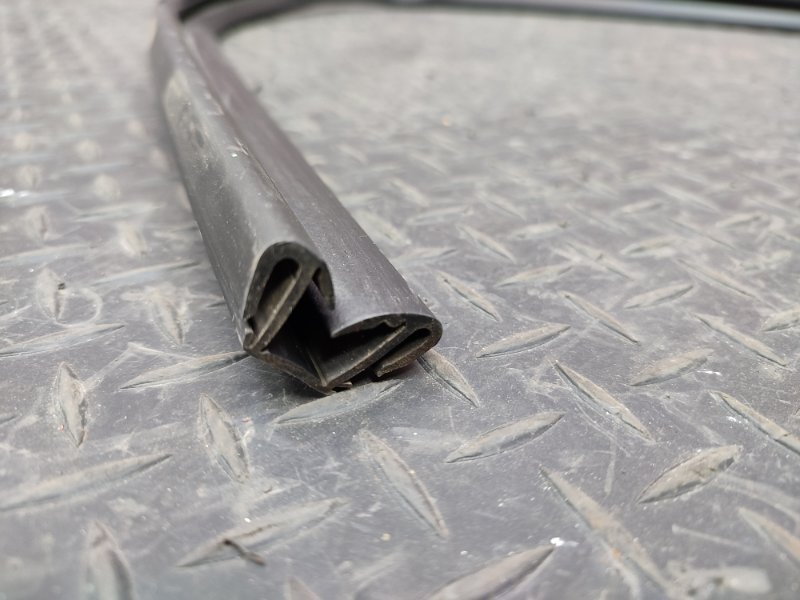 Уплотнитель стекла двери