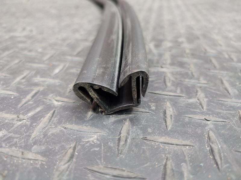 Уплотнитель стекла двери