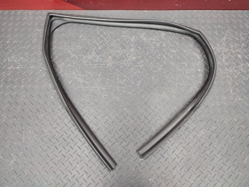 Уплотнитель стекла      двери