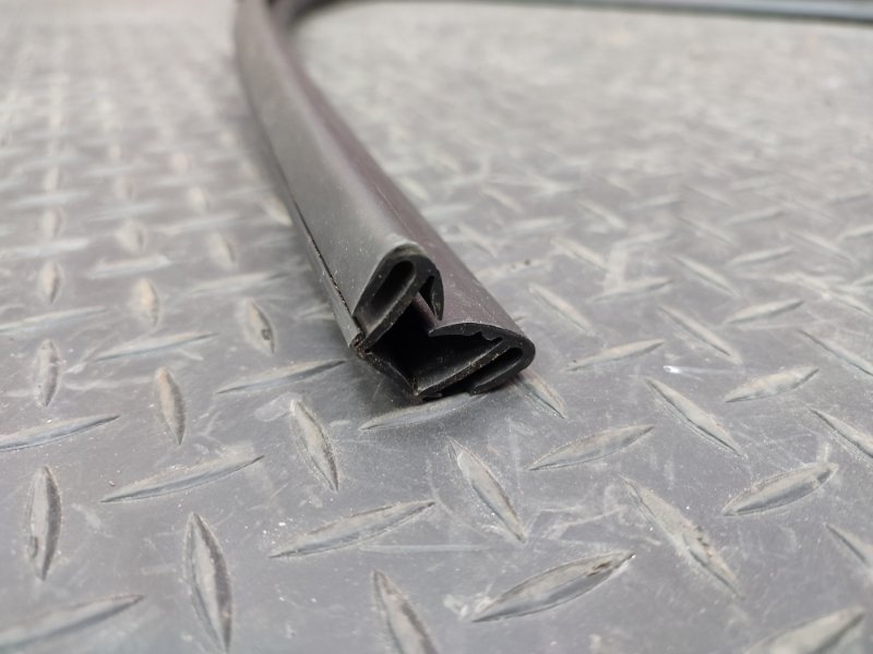 Уплотнитель стекла      двери