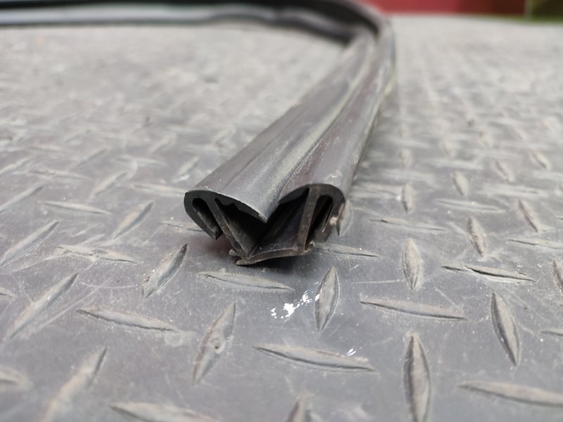 Уплотнитель стекла      двери