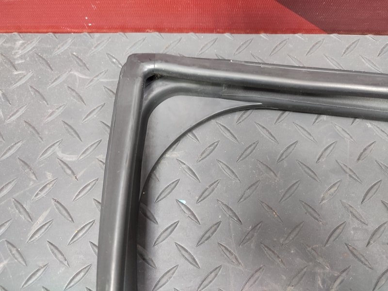 Уплотнитель стекла      двери