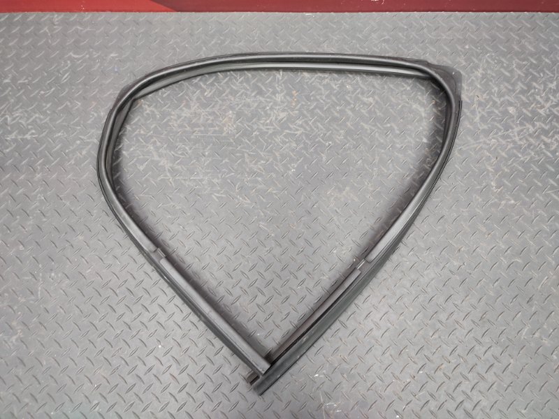 Уплотнитель стекла      двери