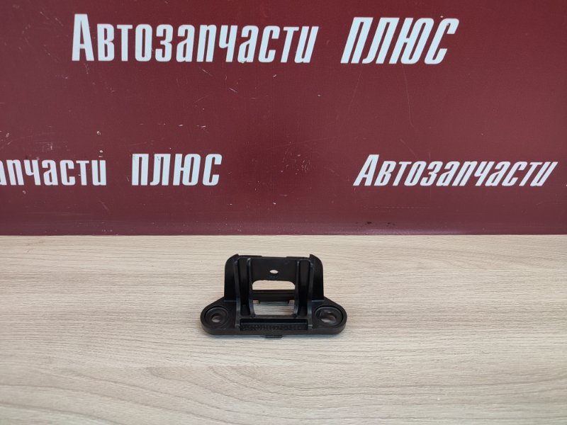 Кронштейн обшивки двери