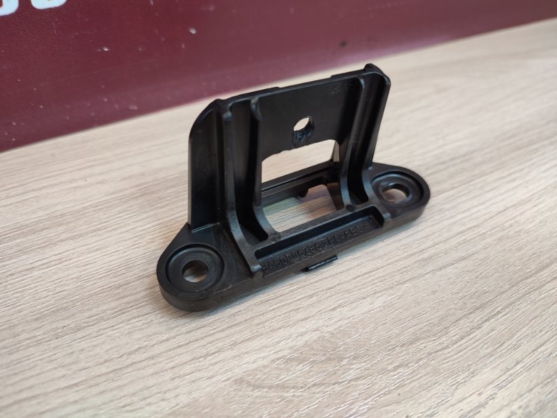 Кронштейн обшивки двери