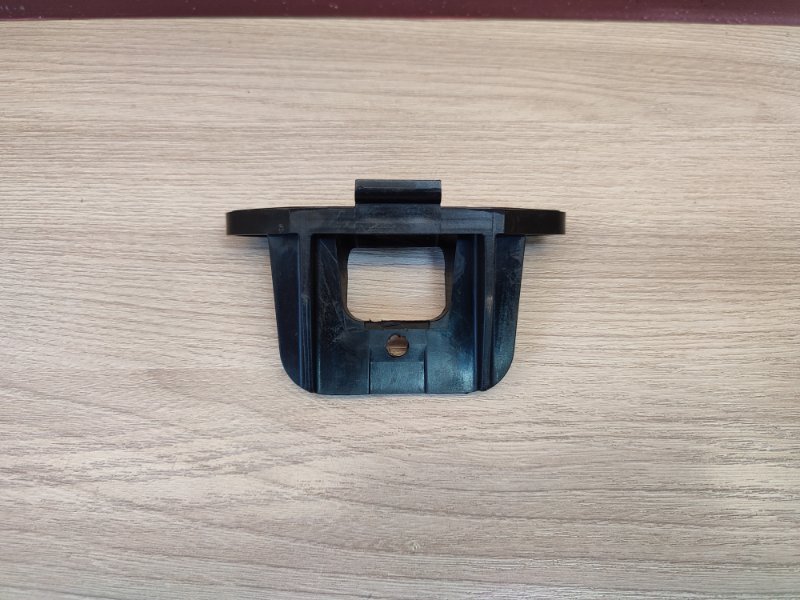 Кронштейн обшивки двери