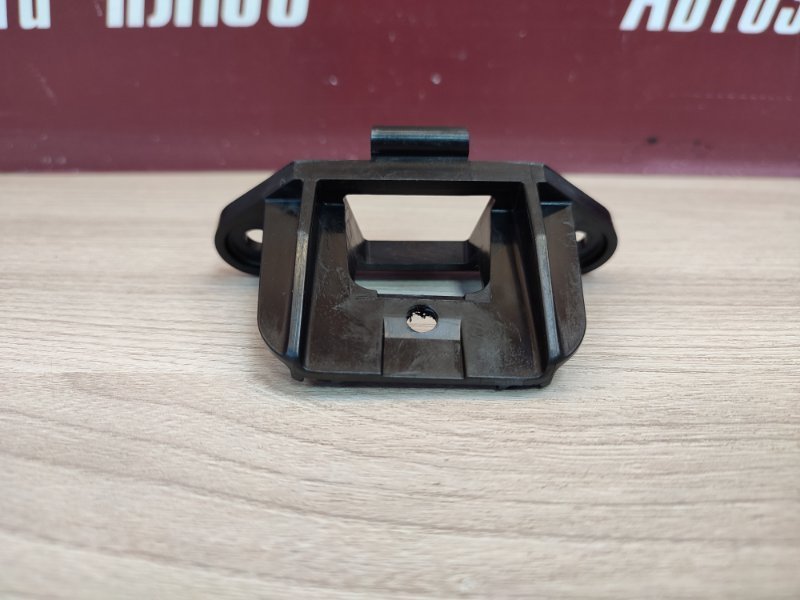 Кронштейн обшивки двери