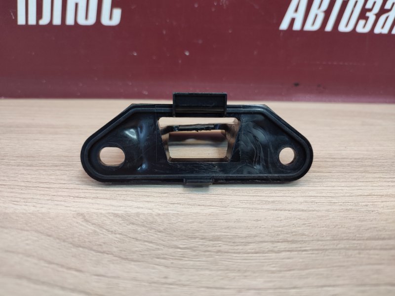 Кронштейн обшивки двери