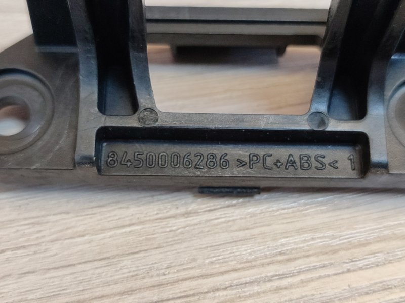 Кронштейн обшивки двери