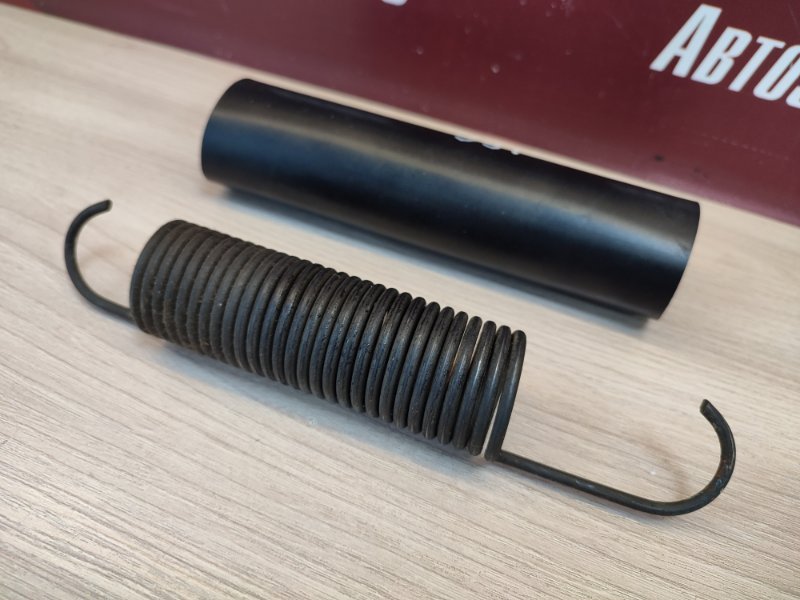 Пружина крышки багажника