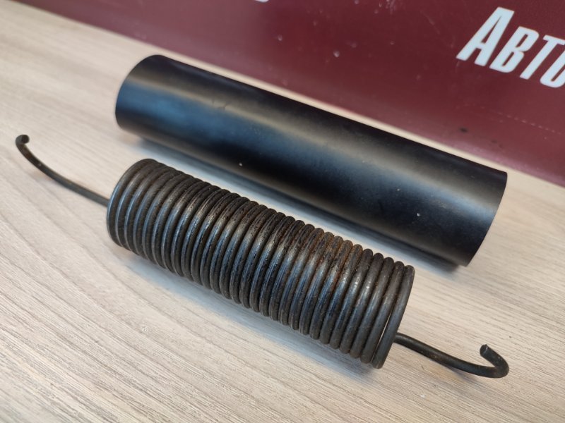 Пружина крышки багажника