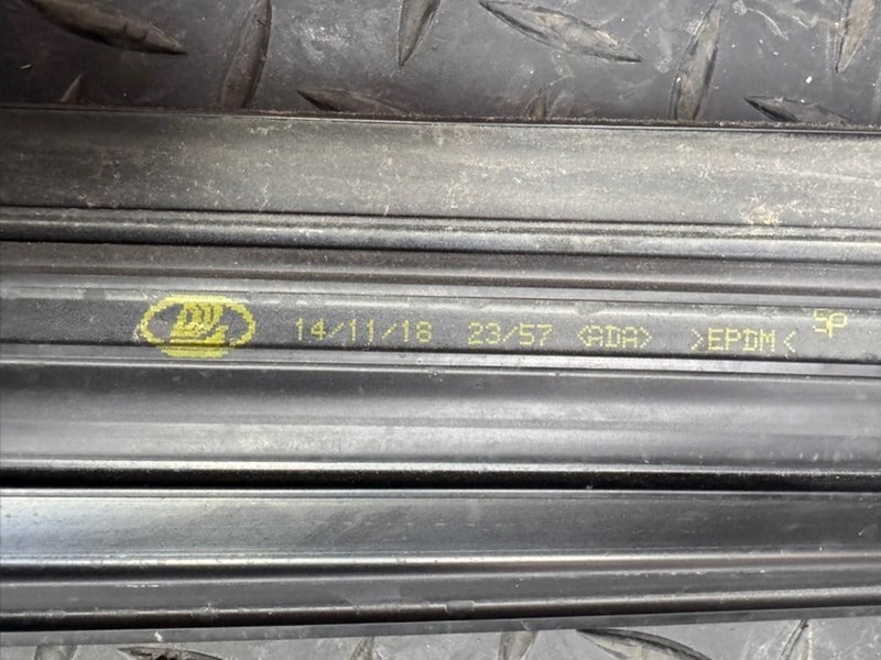 Уплотнитель рамки двери