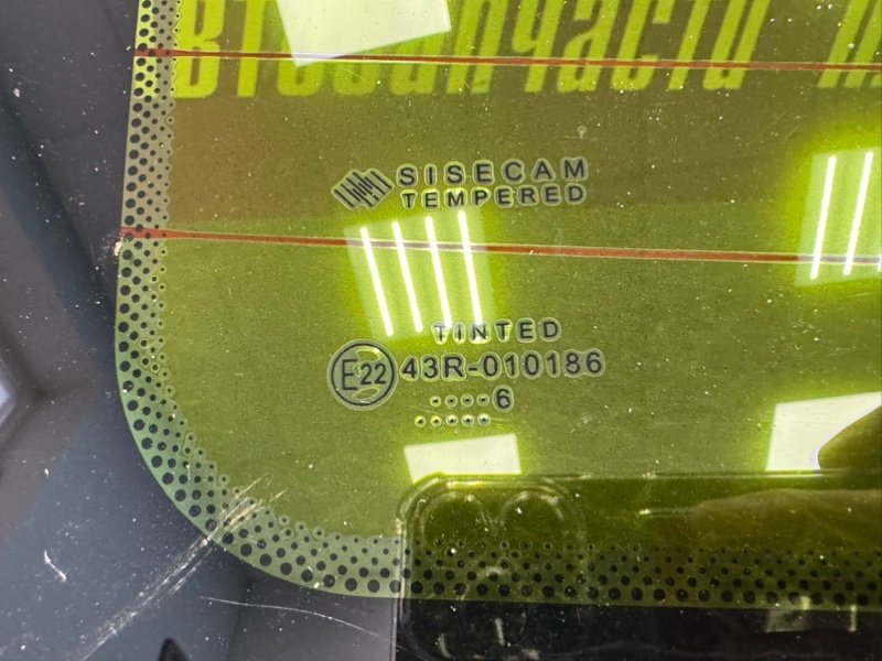 Стекло заднее