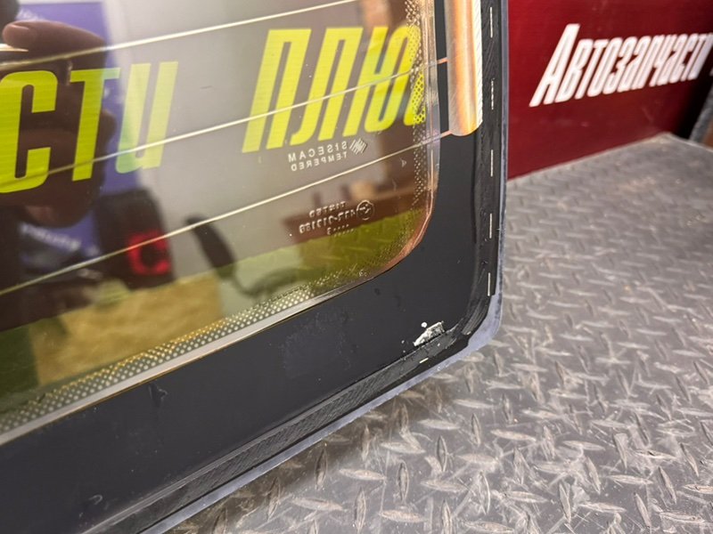 Стекло заднее