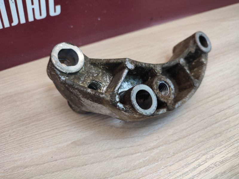 Кронштейн опоры двигателя