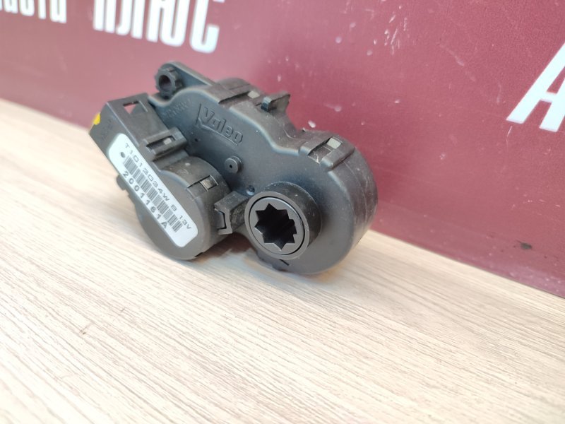 Сервопривод заслонки печки