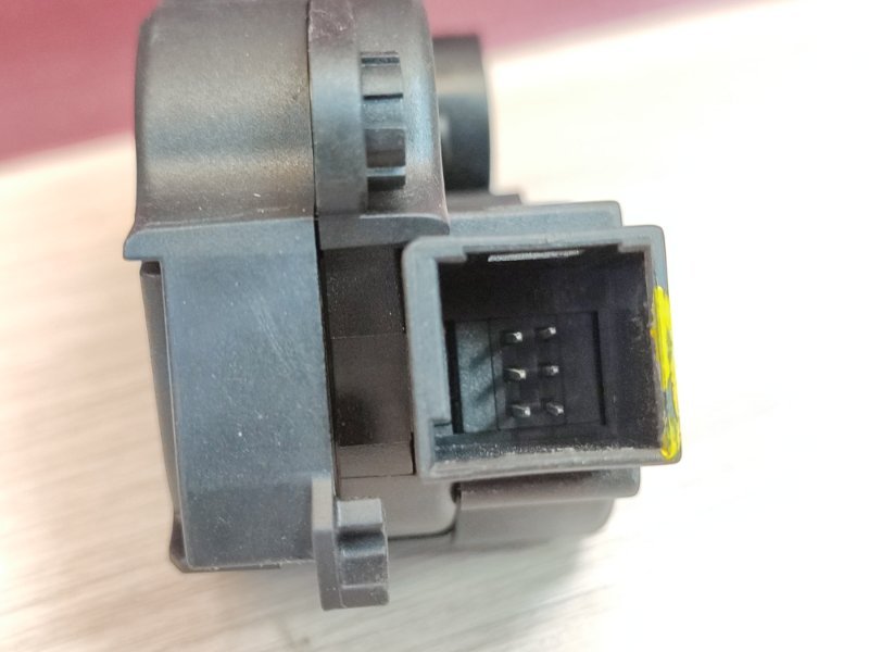 Сервопривод заслонки печки